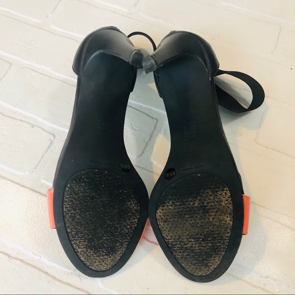 BCBG a few nicks on the side of the shoe - Picture 6 of 8